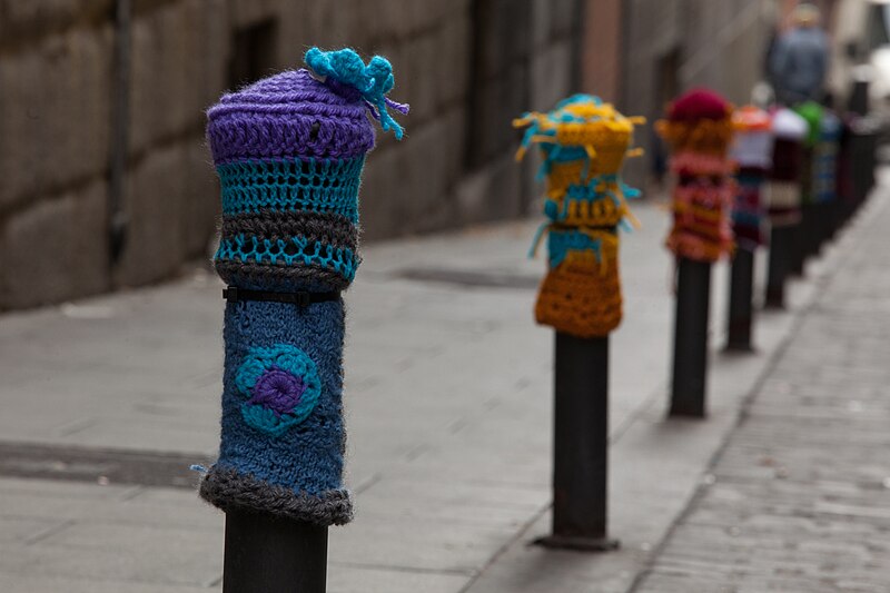 File:Yarn Bombing Bolardos by Teje La Araña 2.jpg